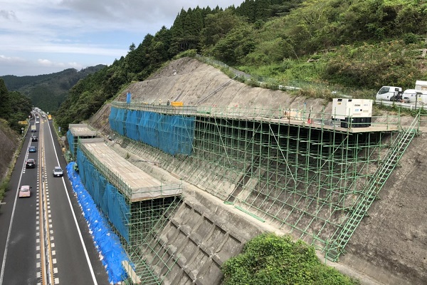 鹿児島県霧島市国分川内法面足場