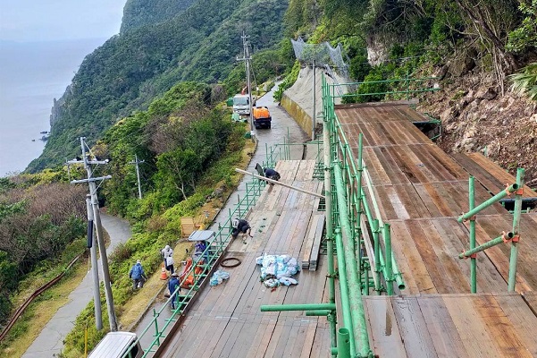 鹿児島県口之島 法面足場工事